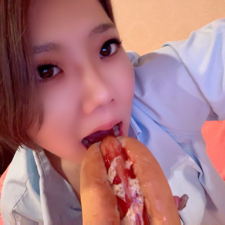 食べてる写真が
可愛くて会いに来たよ

と、言ってくださった方が
チラホラと👀

まさかの食べてる姿で
びっくりしたけど
ご好評なようなので
食べる写真たくさん
載せていこうかと🌭