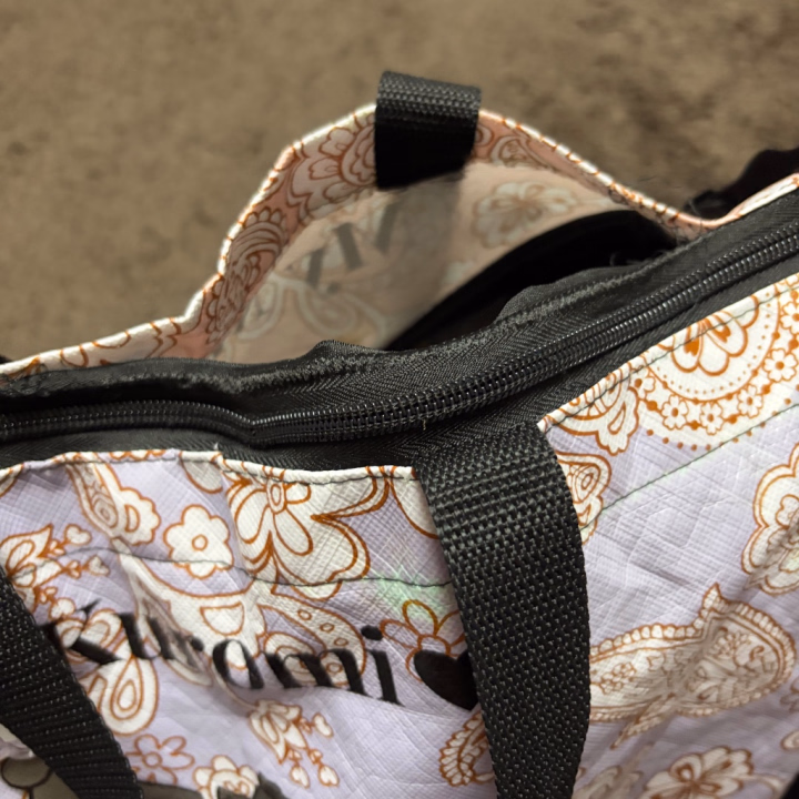 りんな愛用の荷物入れが破けちゃったよーーーー
かわいくて大好きな紫のクロミで気に入ってたのにーーーーーーー


同じくらいのサイズで可愛いのないかなあ？？募集中！