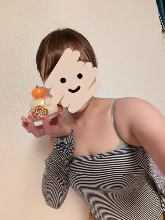 今夜のご褒美です♡
池袋のお客さんにもらったんだけど、鏡割りの日にかぶるから米子に持ってきたの！

今夜割りまーす♡♡♡