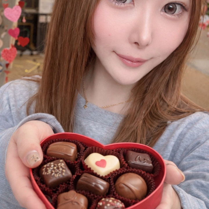 おはようございます☀
ちむです😊

もうすぐバレンタインデーだね🍫💞

お兄さまは
チョコの獲得予想は？

チョコっていうより、愛の告白を待つ日が正解だよね💖

なんかすっかり
日頃のお世話をチョコで返すみたいな風習になってるけど
そもそものバレンタインの原点を忘れてる気がしない？

ちむが子どもの頃は
クラスの好きだった男子に
ドキドキしながら、手作りのおっぱいチョコを作って渡した思い出があるよ🤣

お返しなかったけどね😢

でも、ちむの場合
逆に女の子から、チョコをもらうことが多くて🍫
女子ウケする性格だったのかも😅

それでは今日からバレンタインデー前後まで
ちむの「キモチ」を受け取りに来てくれませんか？

お兄様のチョコバットお待ちしてます💗💗💗

​​​​​​​🎀ちむ🎀
　