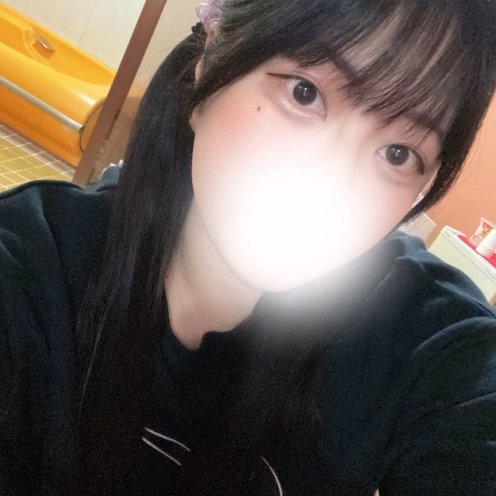 こんばんは〜!
夜もギリギリまで受付してるので遊んでくれたら嬉しいな💖😳えっちな週末過ごそ?🥰