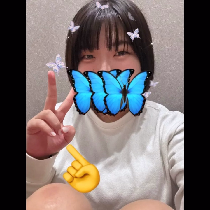 おはようございます☀️

2026年出勤10日目のすいです🩵

今日は記念すべき2026年から働いて10日目になりました👏
今日も祝いに来てください笑

実は、ネイルをブラウンから白に変えたんです！
一昨日の写真は気づいて欲しくてネイルで顔を隠しました💅
気づいてくださいましたかね？笑

気づいていた人は会った時に教えてください笑

今日は15時までなので、早めにお願いします🫶