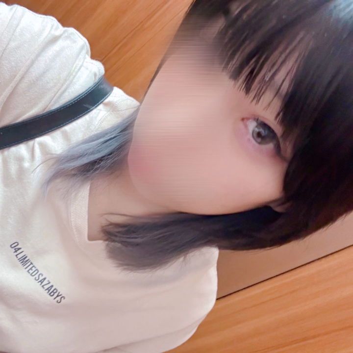 ウルフ時代🐺
これは大好きなバンドのロンT💓
急に暑くなったからこの春
この服着れないまま終わった🥺
夏服が全然ないから買わなくちゃだ⭐️
夏でもロングスカート多いんだけど
今年の夏はミニスカ履いてみようかなあ🍒ྀི