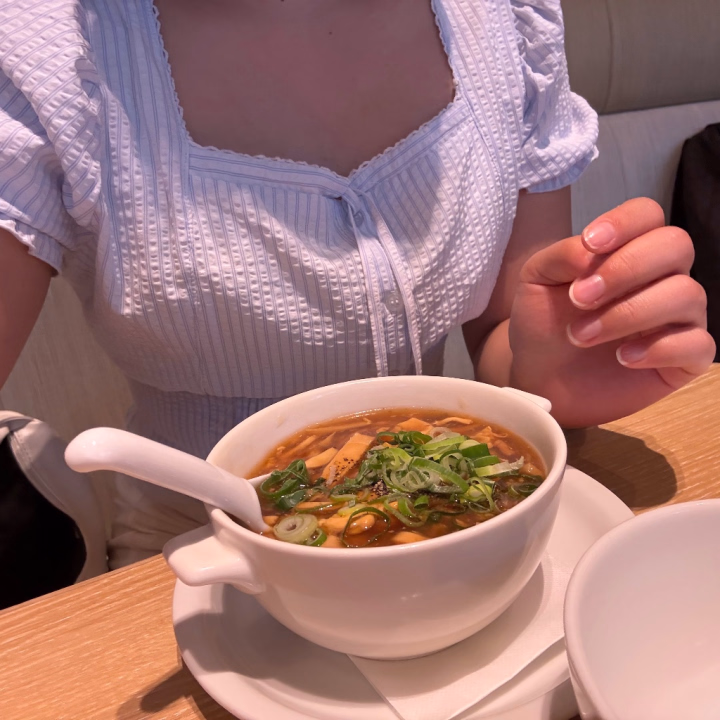 今日は中華食べたよん💕

サンラータンうましゅぎる✨
黒酢の優しい酸味と、あたたかいスープ合う〜！！

ちなみに、ねるは体温が高くて密着するとあったかいんですよ…🤭☀️