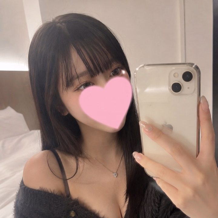 お仕事おわりにパシャ📸✨

ちょっとだけ雰囲気変えてみたんだけどどうかな？🥺🤍