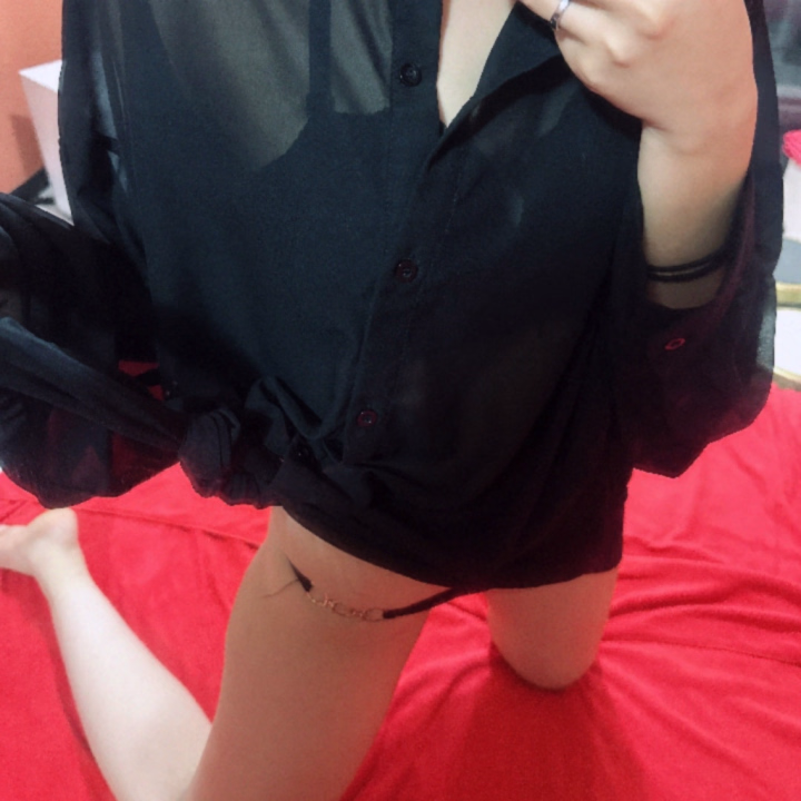 安定の黒シャツ😏🖤

やっぱり黒って落ち着くし、なんだかちょっと大人っぽく見えるよね？🤭

みんなはもう夜ご飯食べたー？？🍚💕
かりんはまだなの🥺

お腹ぺこぺこだから、お兄さんに会えたら元気チャージできちゃうかも…？♡
まだまだお待ちしてるよ🥰