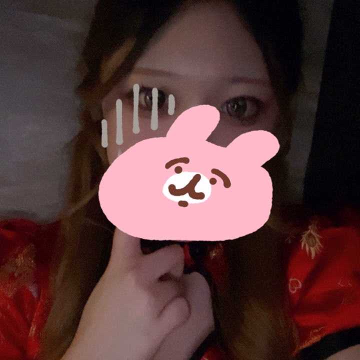 そういえばもうそろハロウィンだね?!
てことで暗いけど、チャイナ服コスプレした時の!👼🏻
去年のハロウィンなにしただろー?と思い返したんだけど、去年はアイドルオタクしててわざわざハロウィンのイベントにお笑い芸人の地球儀待ってるゴージャス知ってる??そのコスプレをしていった!笑笑笑
意外とくららのキャラはそんなん感じで可愛いより笑いを取りたいタイプなんです🫨笑
今年はコスプレする予定がないから当日は可愛さ捨ててその写真でも載せるかーともうあきらめております🙂↕️❣️
楽しみにしててねー✨