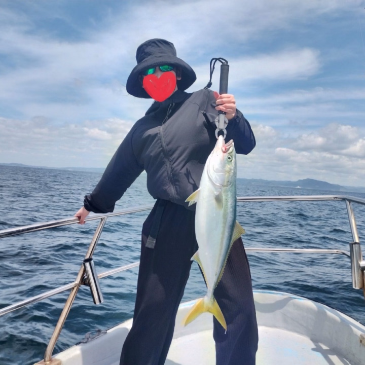 水戸行く前に釣りしてきたー！🐟✨

人生初の釣りだったんだけど、まさかの大きい魚が釣れました😳👏

初心者のビギナーズラックかな？😂
釣れた瞬間めちゃテンション上がった〜！

らん⛄️🖤