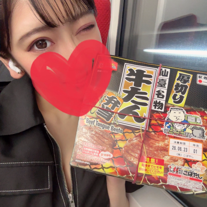 松山到着〜🍊
今日の成田に向かうお弁当は牛タン弁当🍱
ちゃめちゃ肉厚で美味しかった😋🫶


らん⛄️🖤