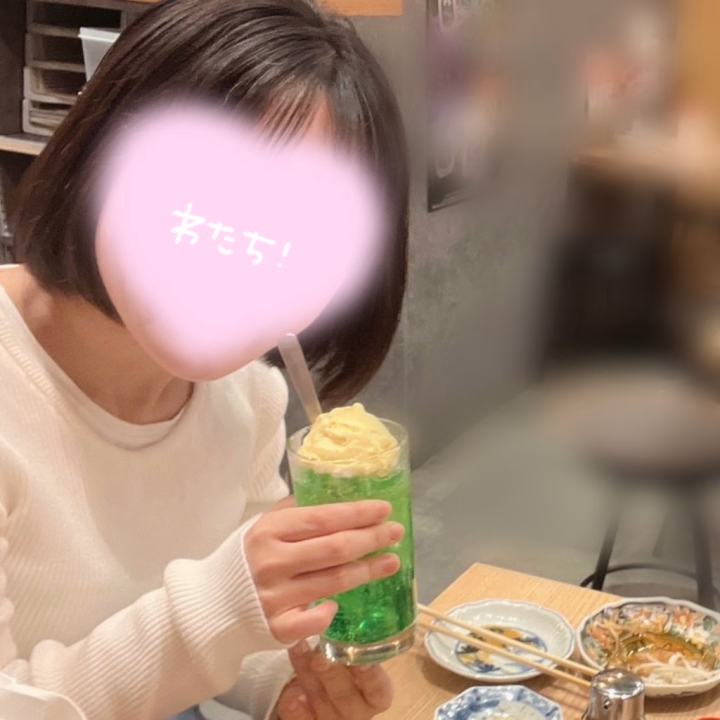 こんにちは！あゆりです🎀

今日は15時ー23時まで五反田にいます🐻‍❄️

この前友達と飲みに行った時に飲んだ大人のクリームソーダだよ🍨💚
お酒になってるの〜おいしかった😋


今日も会えるの楽しみにしてます😽