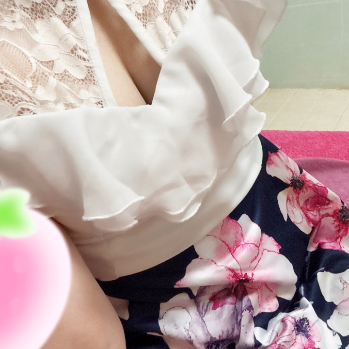 こんにちは すいれんです！
今日出勤です🥰

17時からいるのでよろしくお願いします✨
まだ空きあります👀🤏🏻

GWも入るので連絡たくさんください🩷
予約も待ってます🩷🩷
この前のちらっと見える谷間ドレス👗