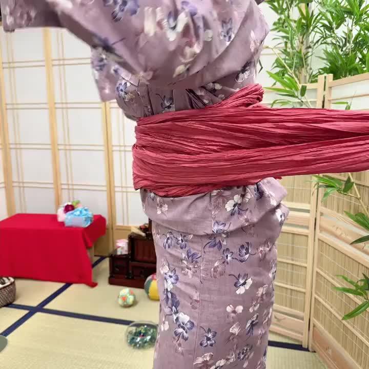 夏に浴衣で撮影した際
このド定番の
"あ〜れ〜"をやりたくて
カメラマンさんに
依頼したのですが…
意図せず棒読みに
なってしまいました（苦笑）

ちなみにインナーなどを
色々着込んでいるため
実はバラエティのように
キレイに脱げることは
あまりないのです(´・ω・｀)

これぞ男の夢…と思いきや
意外にもそうでもなく
ちょっぴり寂しいですね💦

でももしかしたら
あの脱げ方の浴衣も
開発されているのかも…？
