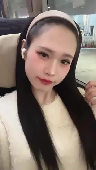 前髪上げてるのと下ろしてるの
どっちが好み？？💕

コメントで教えてくれたら
嬉しいなぁ🥰