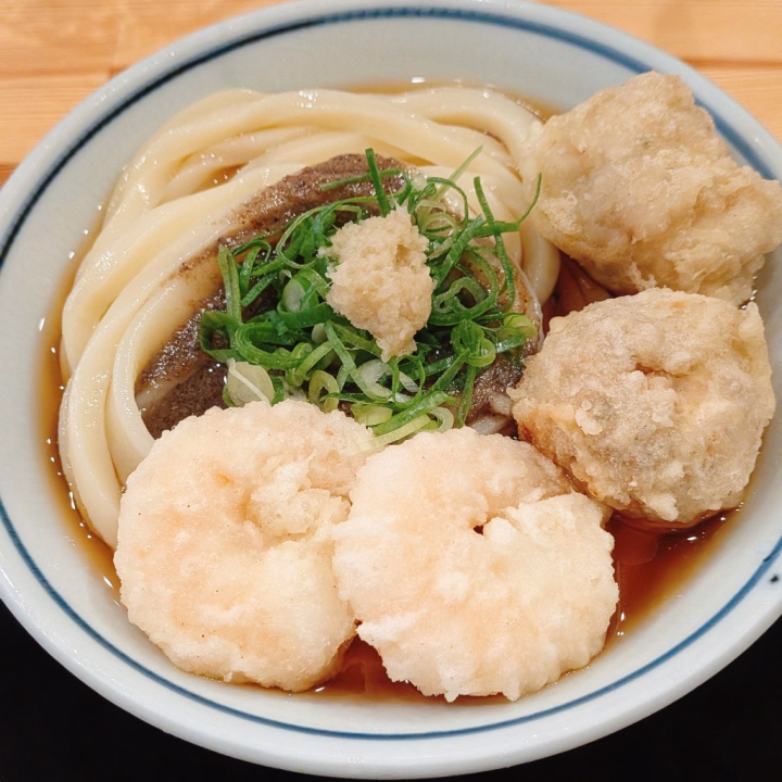今日のランチは…
あそこのうどん屋さん😚💖

日&月曜限定の「濃厚あご煮干し」
すっごく美味しかった…✨✨

日替わりのなかでは、一番好きかも💘

ほのかな酸味と甘み🐟️
濃厚だけど、お魚臭さ全くなしで…
上品な味わい⭐✨
さっぱりだけど、濃厚🫶で…癖になる🩷

幸せでした🩷🩷🩷
